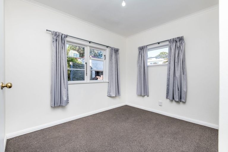 Photo of property in 11 Miles Crescent, Newlands, Wellington, 6037