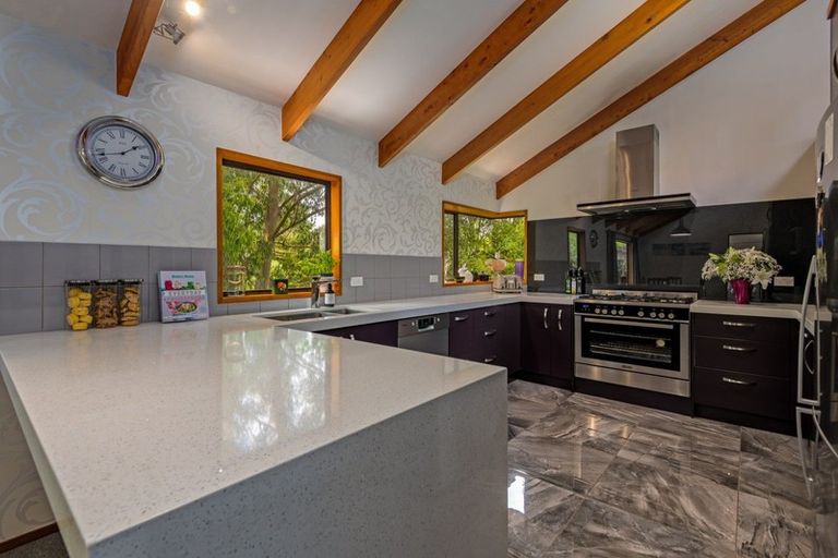 Photo of property in 28 Springdale Grove, Fitzherbert, Palmerston North, 4410