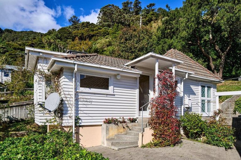 Photo of property in 2 Mahina Road, Mahina Bay, Lower Hutt, 5013