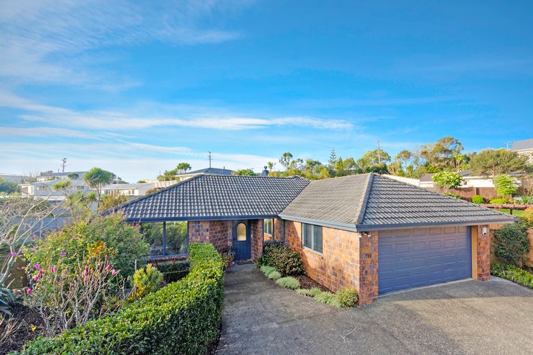 Photo of property in 11 Oratia Drive, Glen Eden, Auckland, 0602