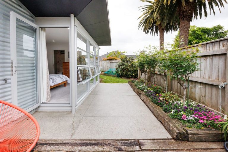 Photo of property in 6 The Oaks, Awapuni, Palmerston North, 4412