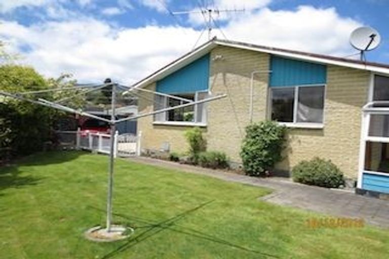 Photo of property in 1/1a Sequoia Place, Maoribank, Upper Hutt, 5018