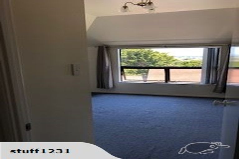 Photo of property in 8 Kingsclere Place, Goodwood Heights, Auckland, 2105