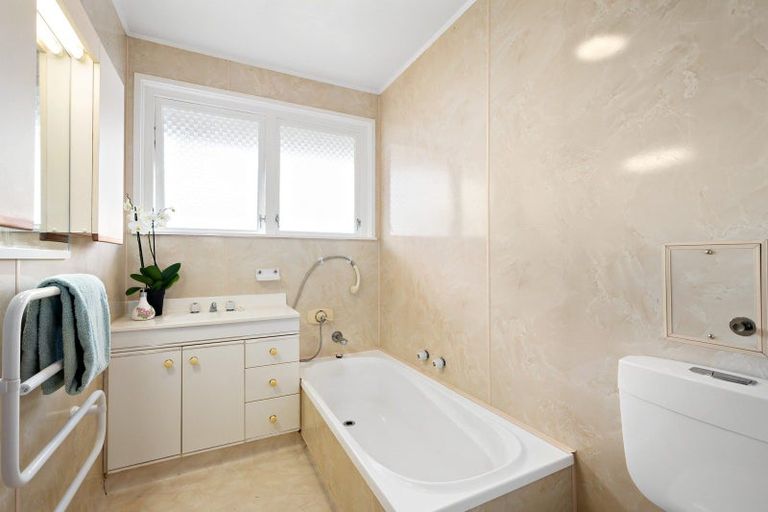 Photo of property in 7 Turville Crescent, Newlands, Wellington, 6037