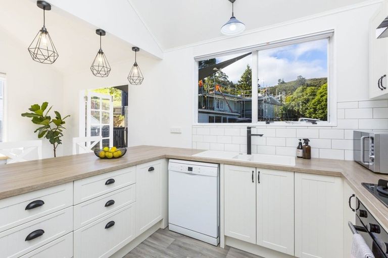 Photo of property in 15 Edelweiss Grove, Timberlea, Upper Hutt, 5018