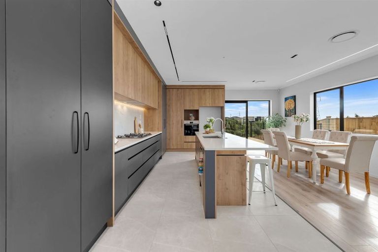 Photo of property in 30 Ballyalton Crescent, Flat Bush, Auckland, 2019