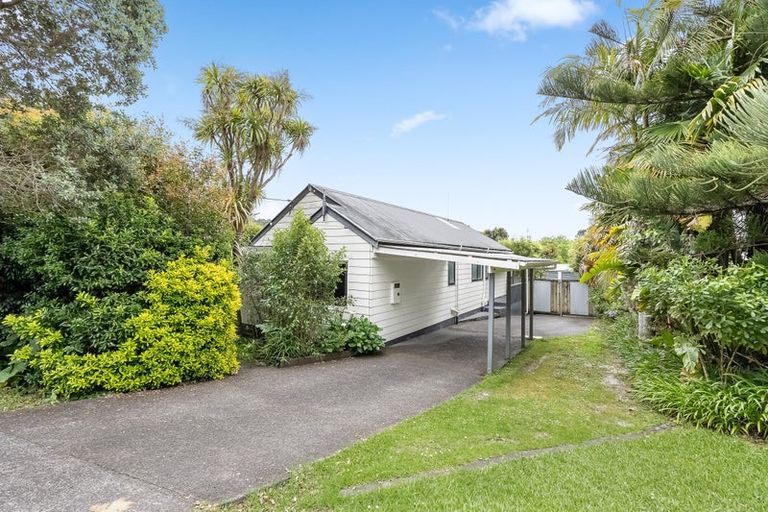 Photo of property in 28 Grassmere Road, Henderson Valley, Auckland, 0612