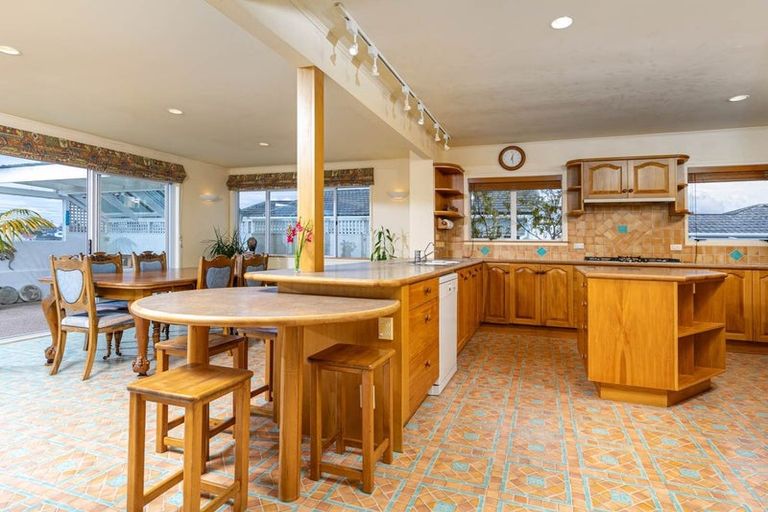 Photo of property in 13 Kiteroa Terrace, Rothesay Bay, Auckland, 0630