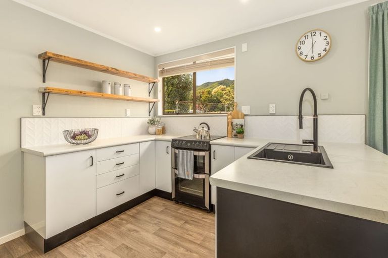 Photo of property in 10 Graham Grove, Waikanae, 5036