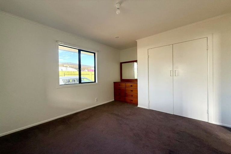 Photo of property in 6 Durham Street, Te Atatu Peninsula, Auckland, 0610