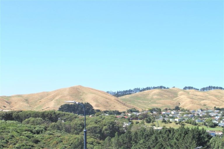 Photo of property in 48 Tongariro Drive, Aotea, Porirua, 5024