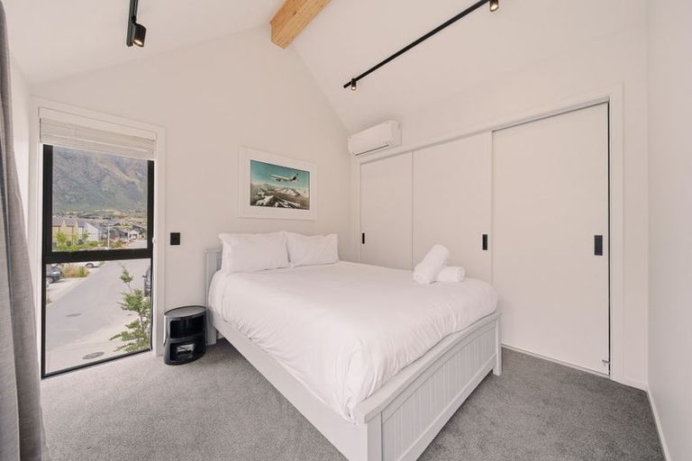 Photo of property in 33 Casterway Crescent, Jacks Point, 9371