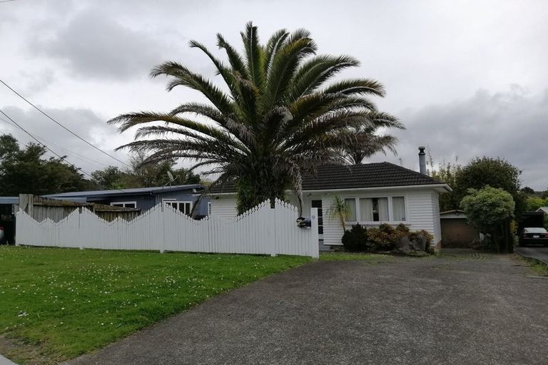 Photo of property in 9 Bishop Street, Green Bay, Auckland, 0604