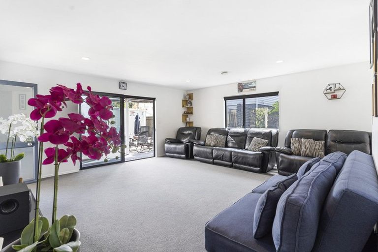 Photo of property in 61a Graham Avenue, Te Atatu Peninsula, Auckland, 0610