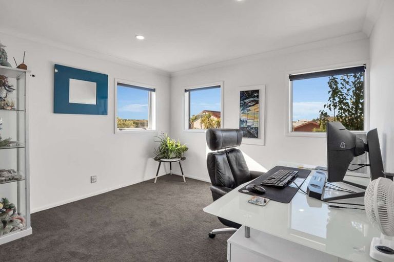 Photo of property in 20 Linkwater Way, Parklands, Christchurch, 8083