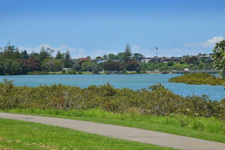 Photo of property in 52 Settlers Grove, Orewa, 0931