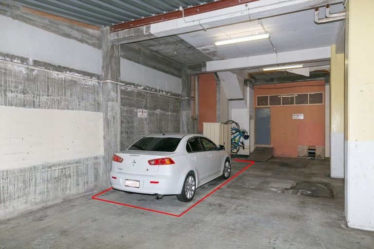 Photo of property in Endeavour Apartments, 6/125 Thorndon Quay, Pipitea, Wellington, 6011