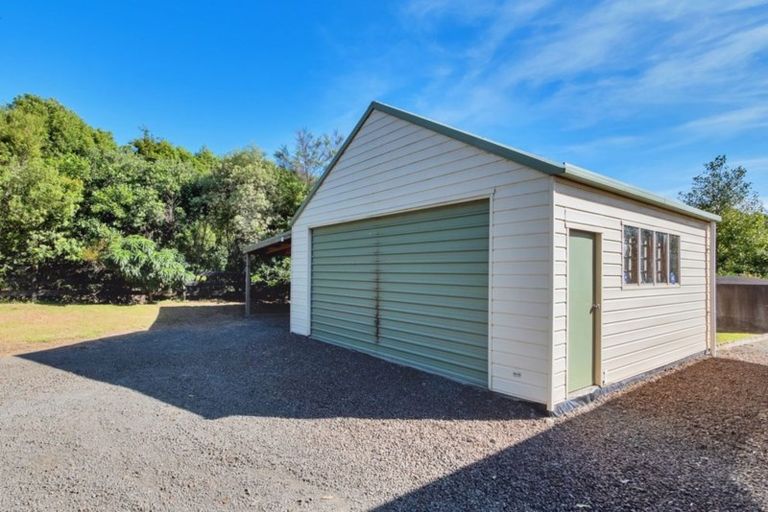 Photo of property in 2 Slater Road, South Head, Helensville, 0874