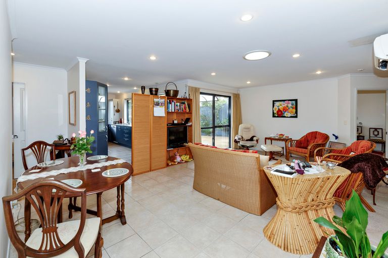 Photo of property in 11 Oratia Drive, Glen Eden, Auckland, 0602