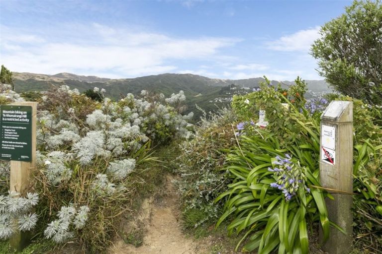 Photo of property in 1 Lanark Way, Northland, Wellington, 6012