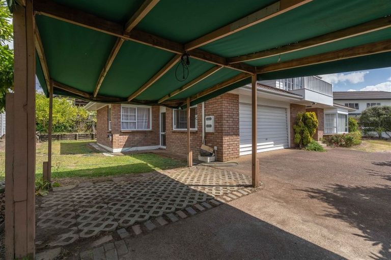 Photo of property in 14 Javelin Place, West Harbour, Auckland, 0618