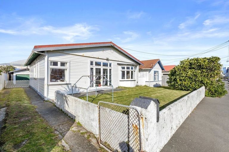 Photo of property in 73 Apu Crescent, Lyall Bay, Wellington, 6022