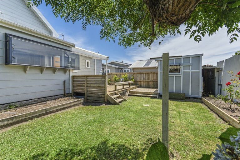 Photo of property in 15 Morley Street, New Plymouth, 4310