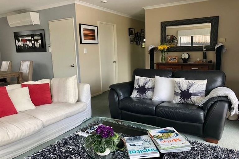 Photo of property in 22 Zefiro Drive, Massey, Auckland, 0614