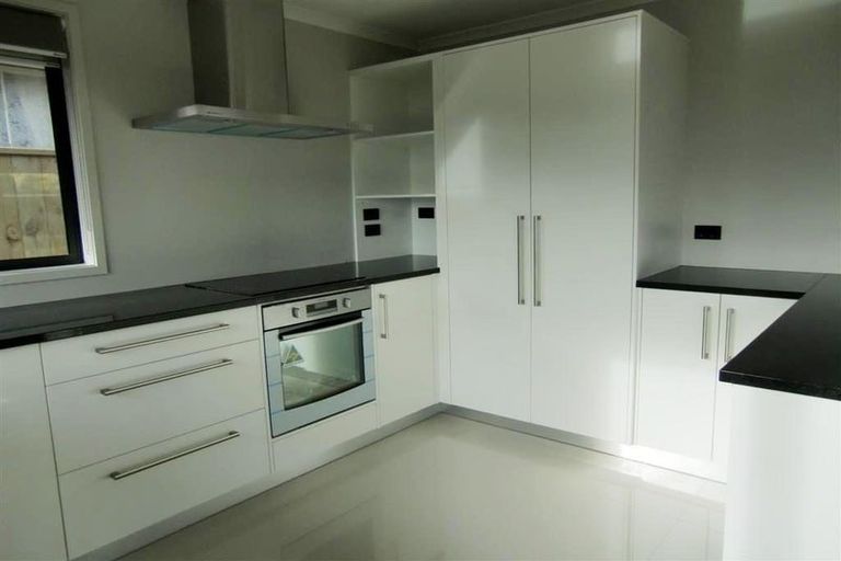 Photo of property in 28 Queens Road, Glen Avon, New Plymouth, 4312