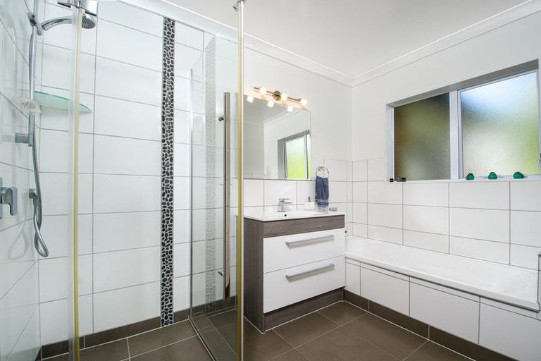 Photo of property in 14 Kerlin Crescent, West Harbour, Auckland, 0618