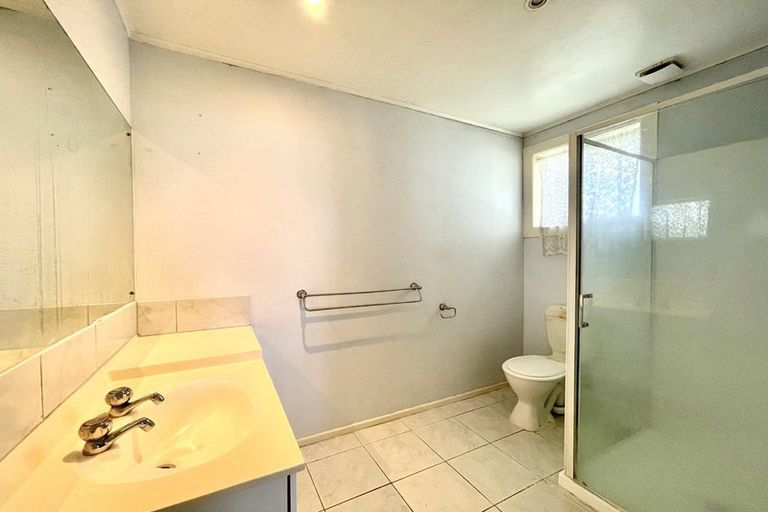 Photo of property in 1 Taha Road, Te Atatu South, Auckland, 0610