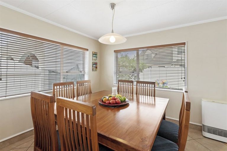 Photo of property in 2 Aitchison Place, Levin, 5510