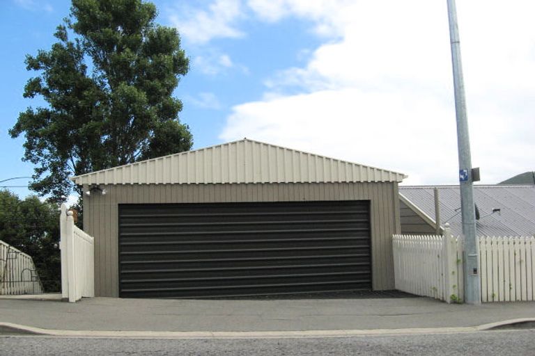 Photo of property in 22 Sumner Road, Lyttelton, 8082