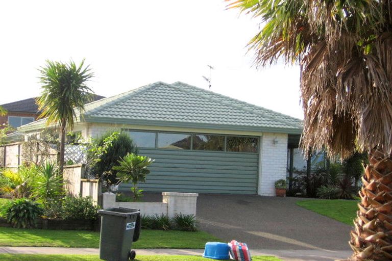 Photo of property in 104 Lakeside Drive, Orewa, 0931