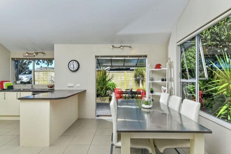 Photo of property in 1/305 East Coast Road, Mairangi Bay, Auckland, 0630
