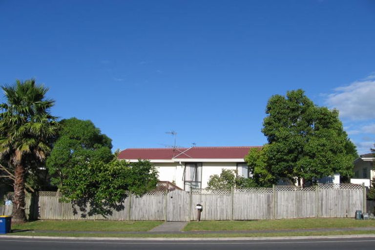 Photo of property in 2/32 Caribbean Drive, Unsworth Heights, Auckland, 0632