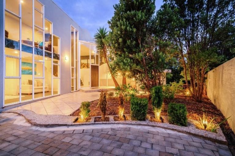 Photo of property in 18 London Road, Korokoro, Lower Hutt, 5012