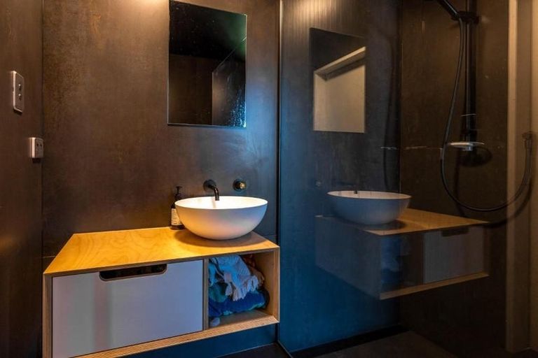 Photo of property in 70 Queens Drive, Oneroa, Waiheke Island, 1081