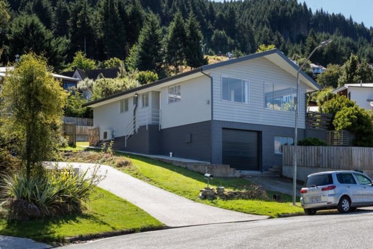 Photo of property in 22 Wynyard Crescent, Fernhill, Queenstown, 9300