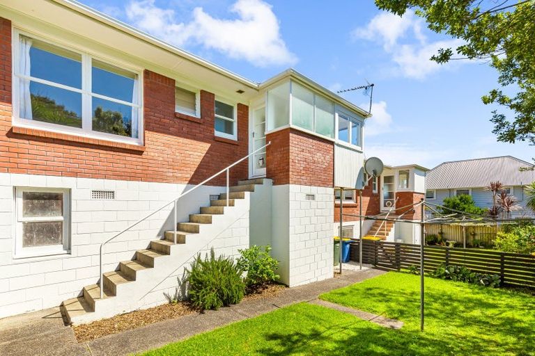 Photo of property in 2/18 Westwell Road, Belmont, Auckland, 0622