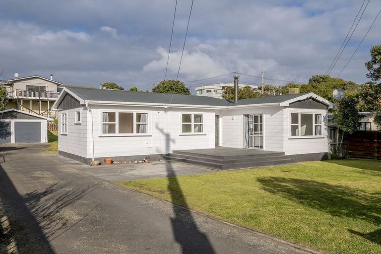 Photo of property in 10 Ngaio Street, Otaki Beach, Otaki, 5512