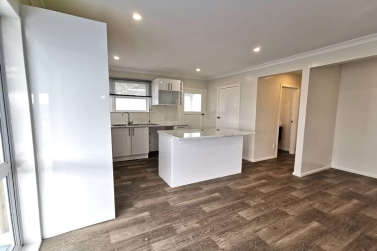 Photo of property in 2/31 Beaubank Road, Kelston, Auckland, 0602