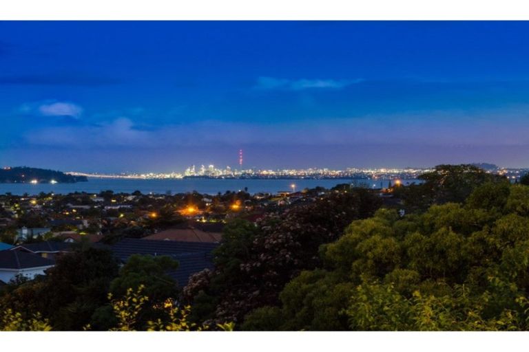 Photo of property in 5a Bernleigh Terrace, West Harbour, Auckland, 0618