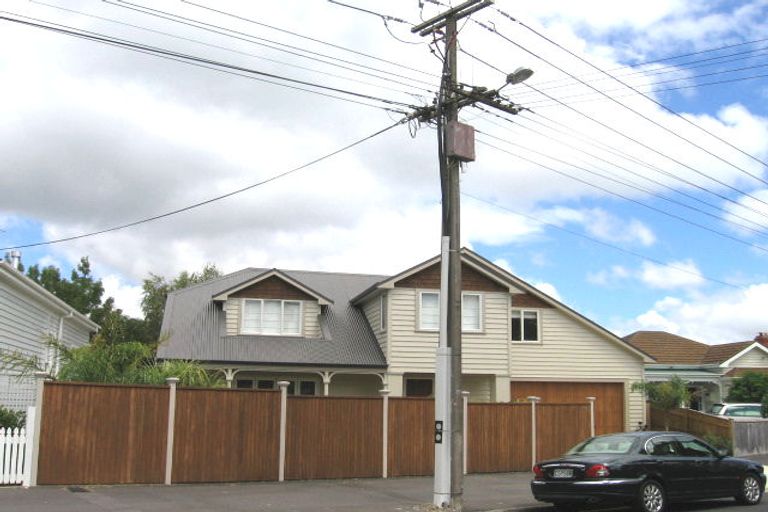 Photo of property in 19a Waterview Road, Stanley Point, Auckland, 0624