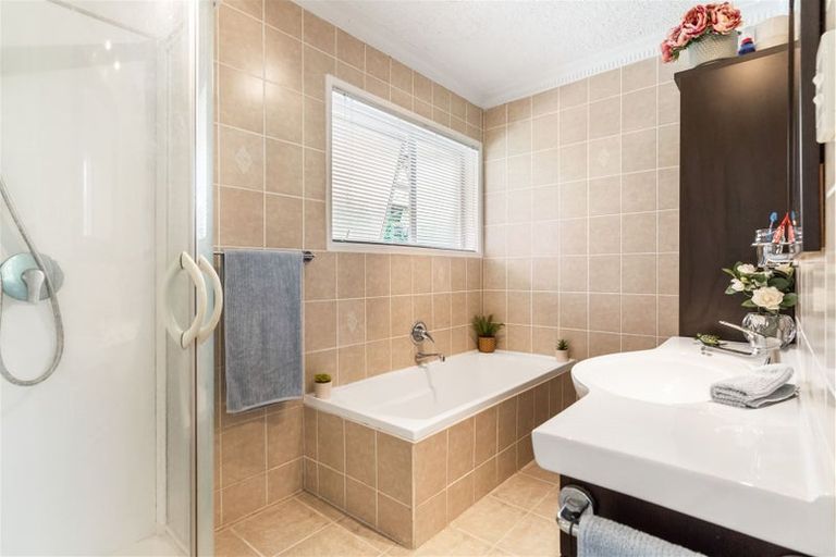 Photo of property in 36 Cascades Road, Pakuranga Heights, Auckland, 2010