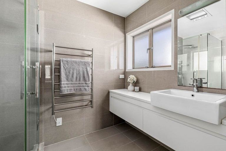 Photo of property in 23 Manutara Avenue, Forrest Hill, Auckland, 0620