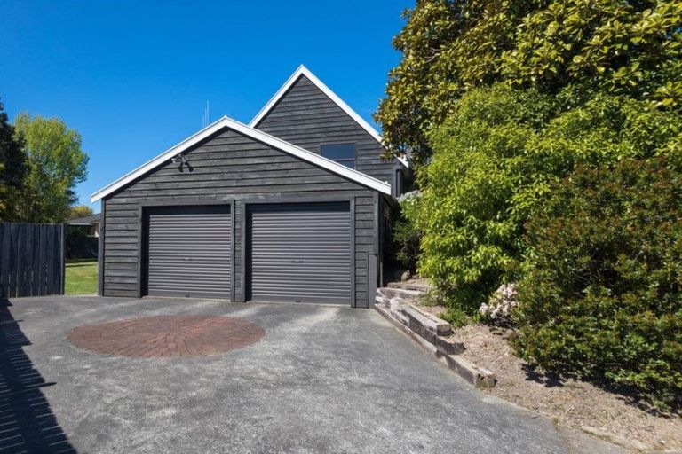 Photo of property in 11 Hillgrove Place, Fitzherbert, Palmerston North, 4410