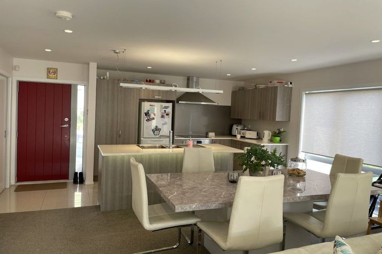 Photo of property in 2/61 Black Rock Road, Newlands, Wellington, 6037