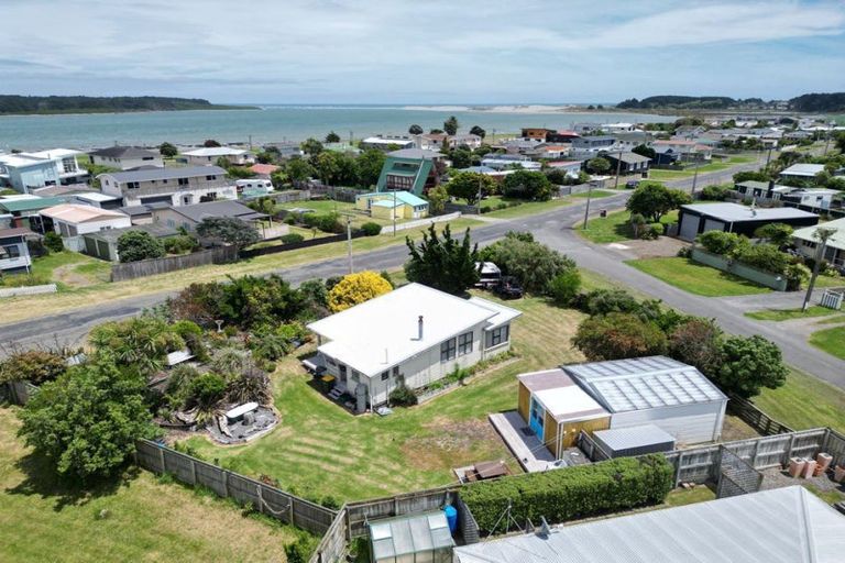 Photo of property in 31 Shortt Street, Foxton Beach, Foxton, 4815