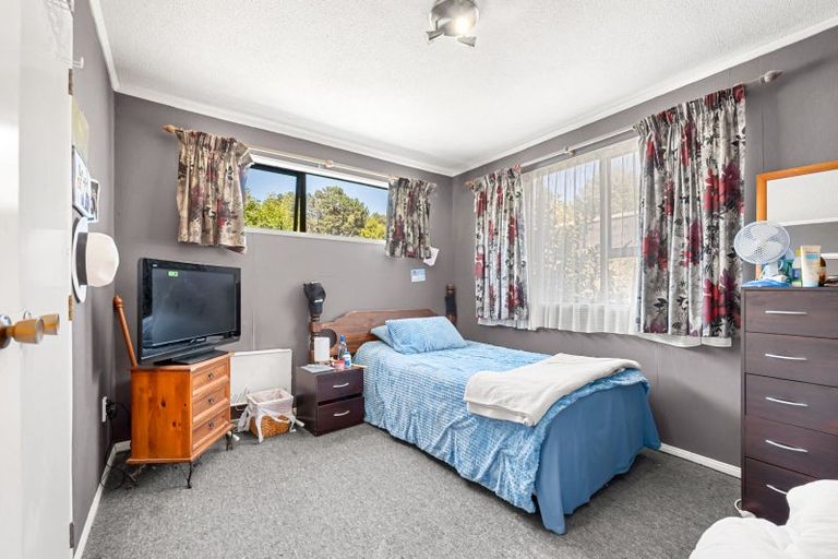 Photo of property in 2 Bogle Grove, Stokes Valley, Lower Hutt, 5019